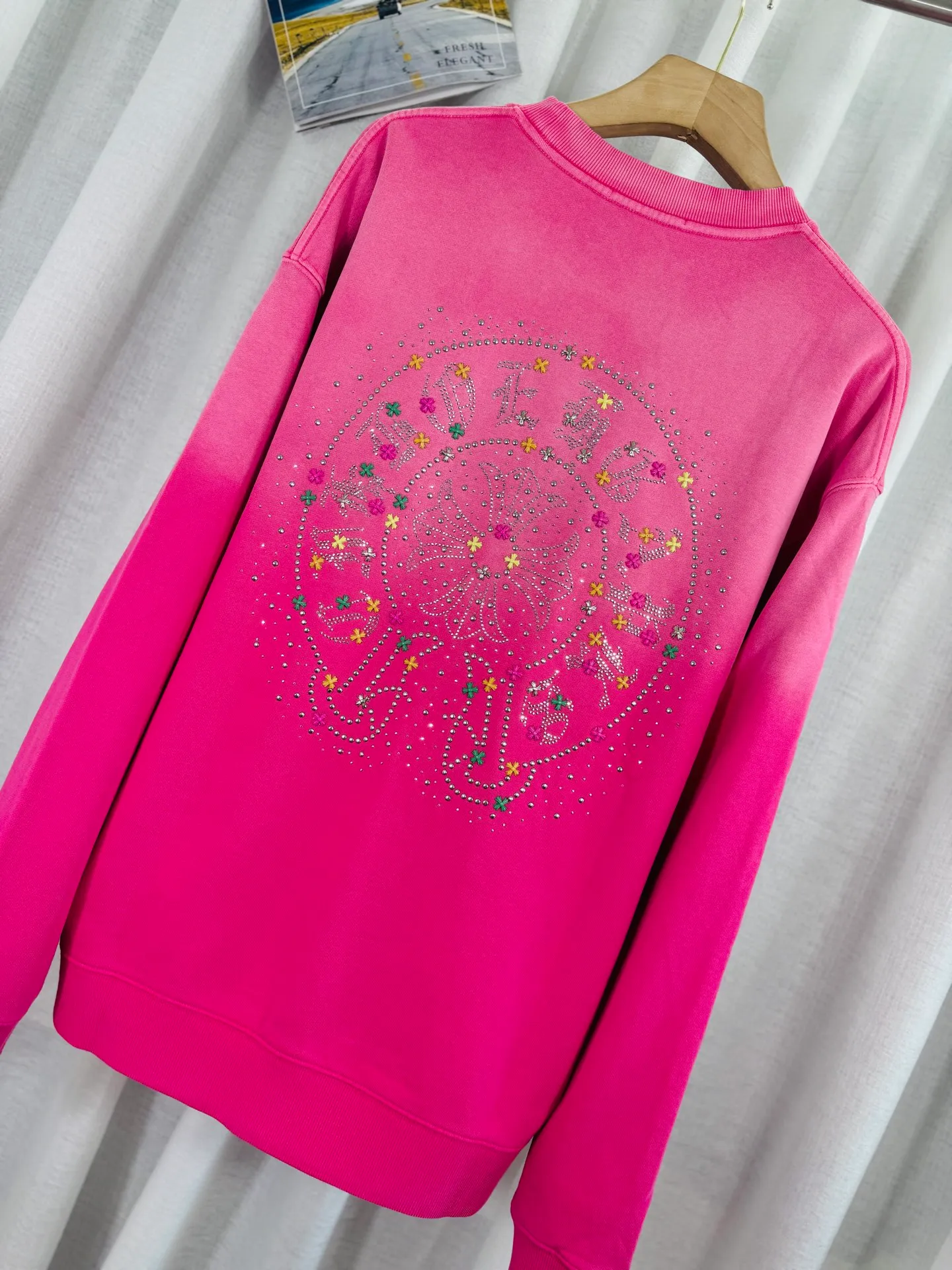 P290 top version, real shot without P, ​​different from market currency) 𝗖𝗵𝗿𝗼𝗺𝗲 𝗛𝗲𝗮𝗿𝘁𝘀/Croxin 2025 Autumn and Winter New Original Single Counter American 3D Rivets and Stickers Couple Casual Sweater 👑The highest version! Customized fabric 430g tripe terry fabric! American-style pickled and distressed original fabric, laser-burned flowers, rivets and diamonds, exquisite embroidery of letters! The best-selling model in the counter, very comfortable to wear. Accessories: original molded and authenticated collar label➕100% silk wash label. Genuine purchase-grade original hangtag➕matching hanging rope➕3D hanging beads➕original packaging bag. Craftsmanship: The original version has consistent wiring! The highest version of the armhole matching technique! Color: Pink Black Green Purple Size: S M L XL Style Number: 25-375